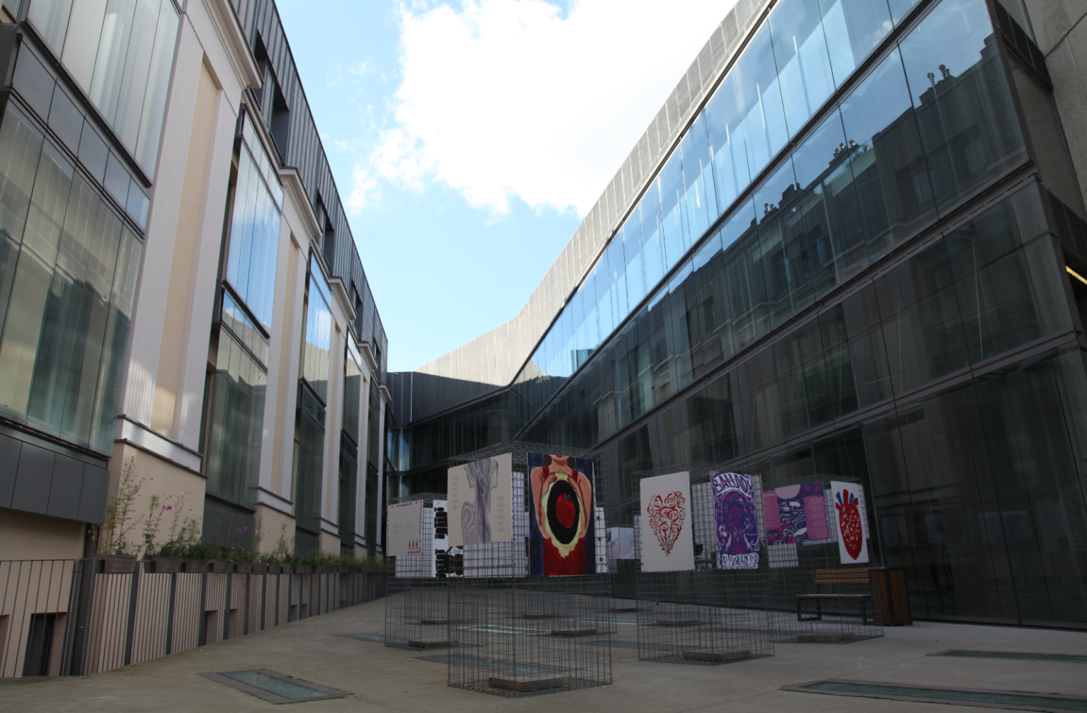 Wystawa prac uczniów i studentów „Miej serce i patrzaj w serce”. Dziedziniec Akademii Sztuk Pięknych w Warszawie. Wybrzeże Kościuszkowskie 37