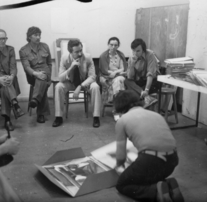 Prof. Leszek Hołdanowicz podczas zajęć ze studentami. Lata 70. XX w.