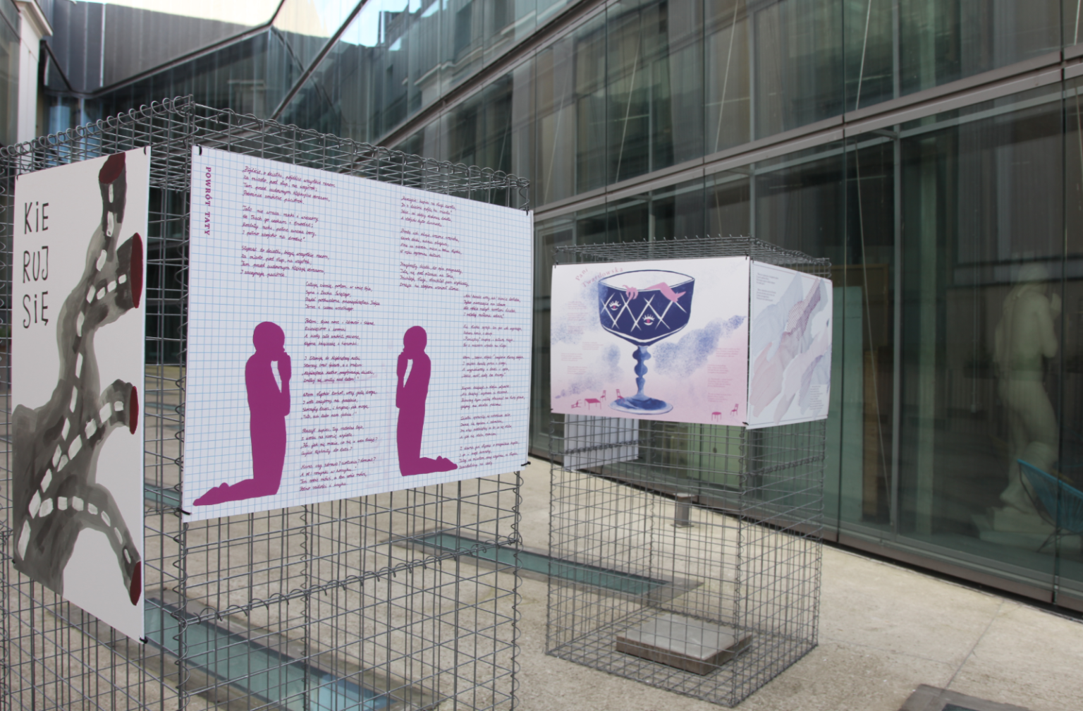 Wystawa prac uczniów i studentów „Miej serce i patrzaj w serce”. Dziedziniec Akademii Sztuk Pięknych w Warszawie. Wybrzeże Kościuszkowskie 37