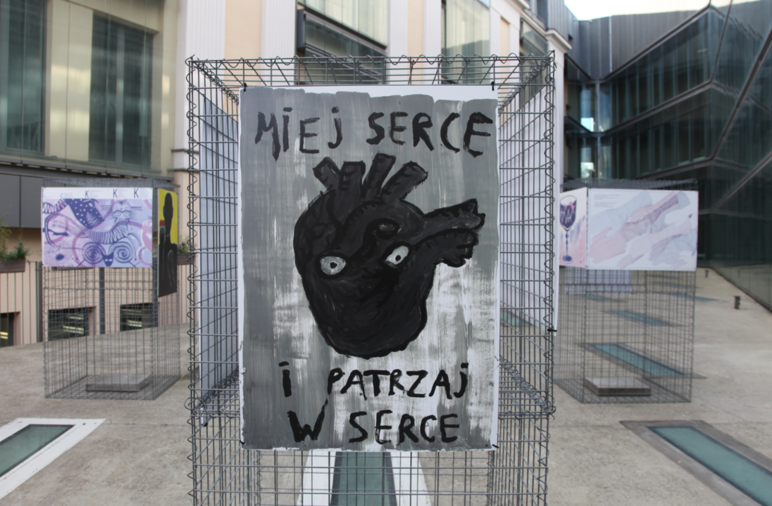 Wystawa prac uczniów i studentów „Miej serce i patrzaj w serce”. Dziedziniec Akademii Sztuk Pięknych w Warszawie. Wybrzeże Kościuszkowskie 37