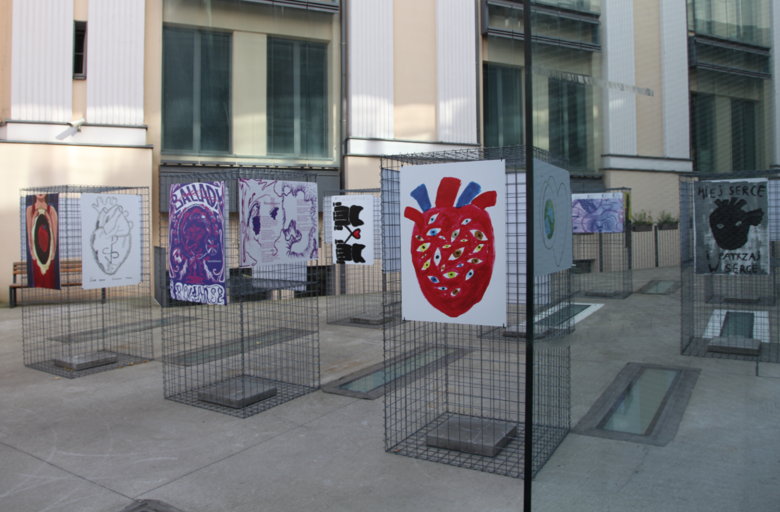 Wystawa prac uczniów i studentów „Miej serce i patrzaj w serce”. Dziedziniec Akademii Sztuk Pięknych w Warszawie. Wybrzeże Kościuszkowskie 37