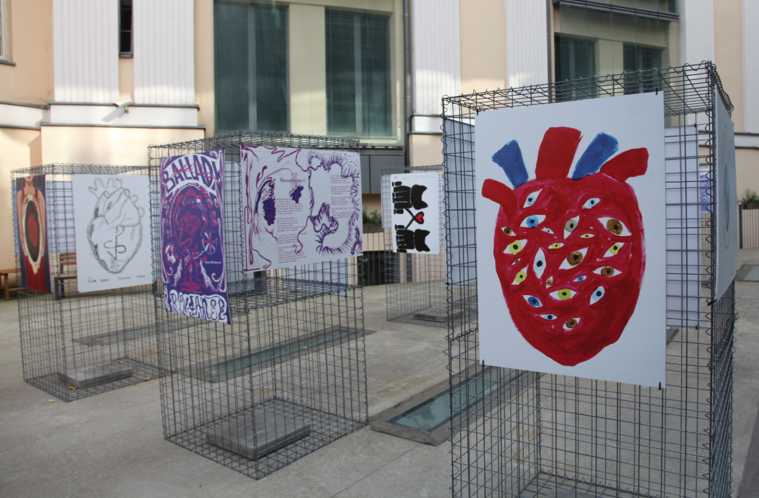 Wystawa prac uczniów i studentów „Miej serce i patrzaj w serce”. Dziedziniec Akademii Sztuk Pięknych w Warszawie. Wybrzeże Kościuszkowskie 37
