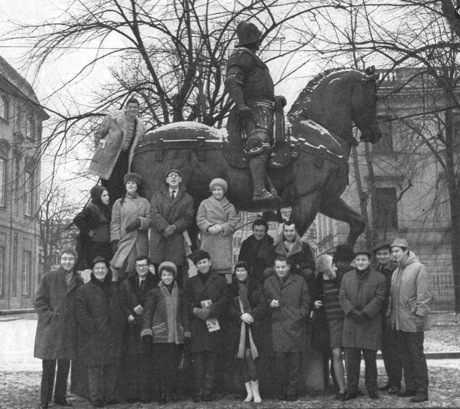 Prof. Józef Mroszczak i prof. Henryk Tomaszewski ze studentami. 1968 r.