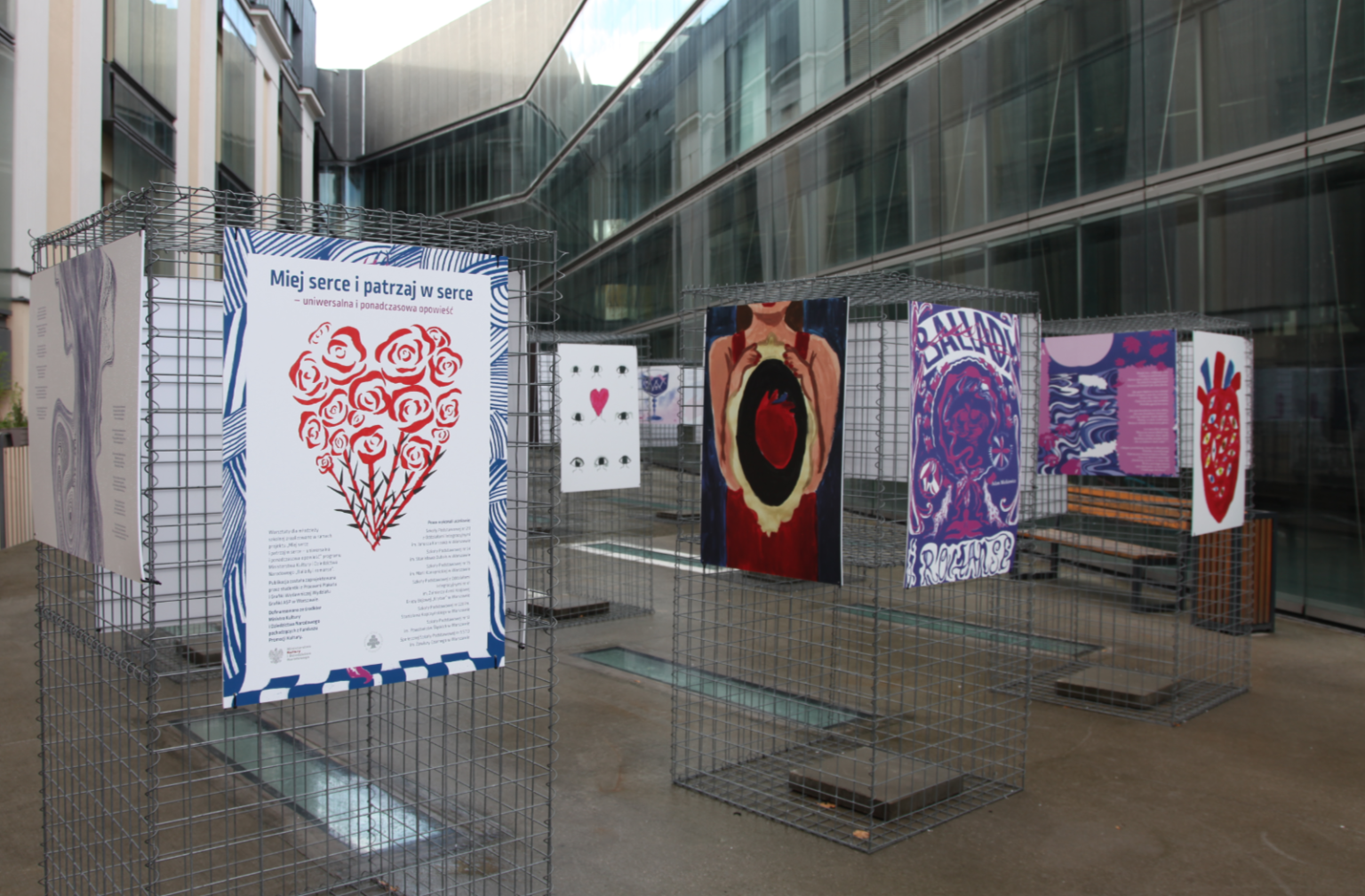 Wystawa prac uczniów i studentów „Miej serce i patrzaj w serce”. Dziedziniec Akademii Sztuk Pięknych w Warszawie. Wybrzeże Kościuszkowskie 37