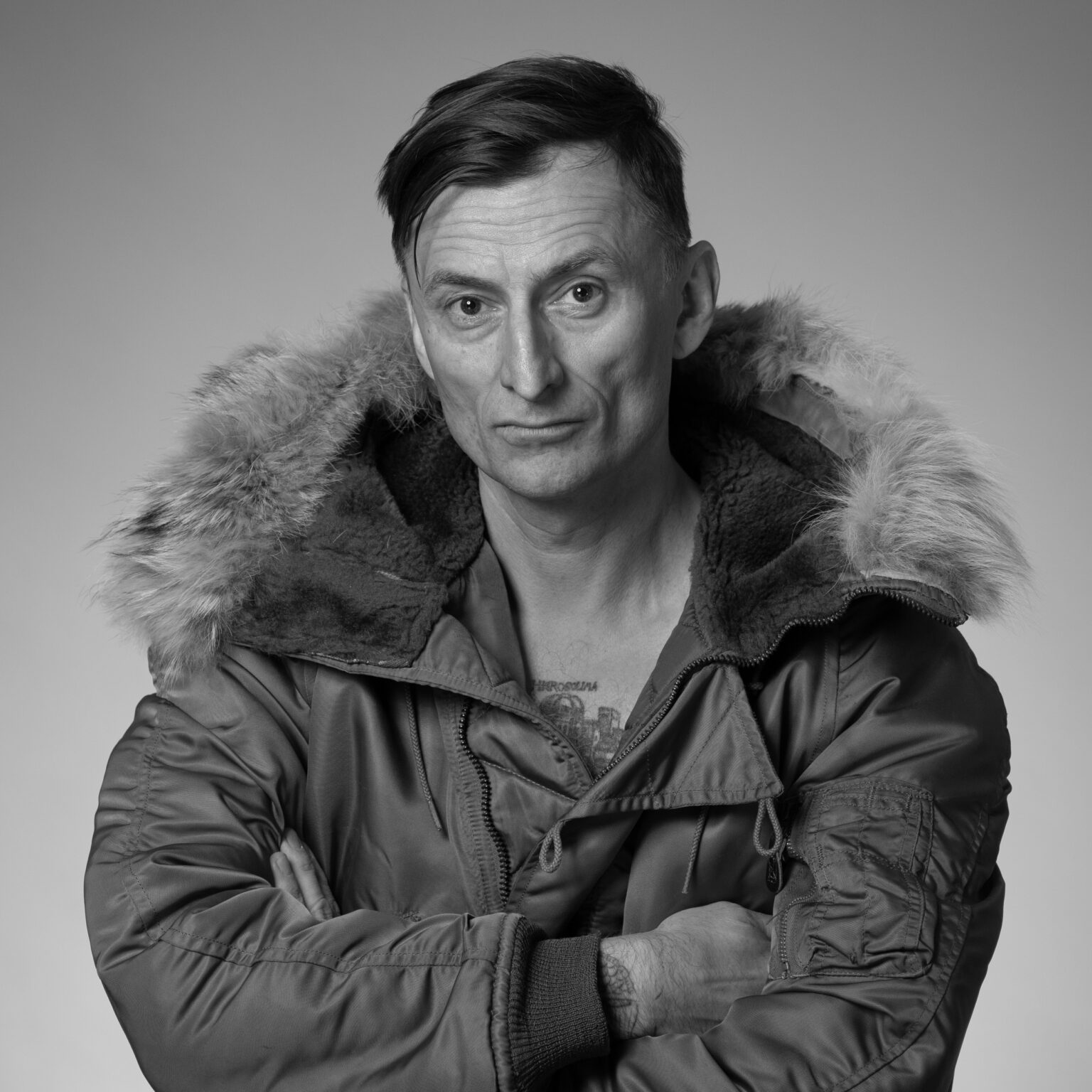 Portret mężczyzny w kurtce z kapturem