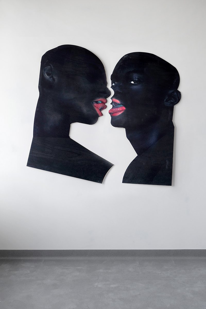 Portrety dwóch postaci z różowymi ustami