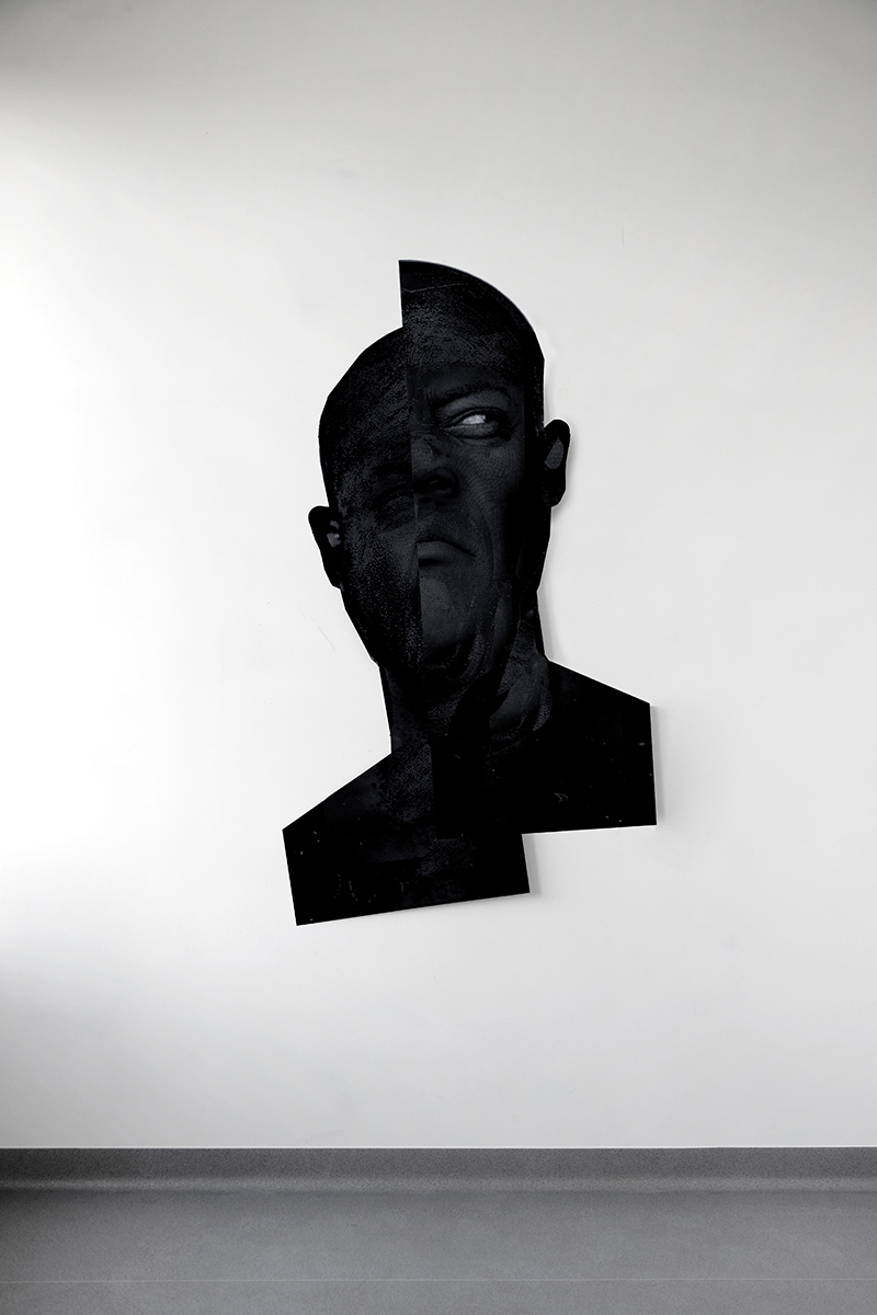 Portret mężczyzny, rozcięty na dwie części, jedna znajduje się wyżej, druga niżej