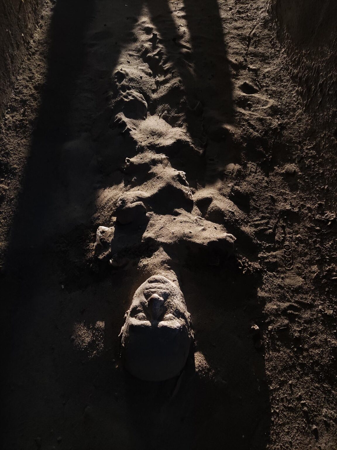 Widok wystawy, rzeźba przedstawiająca leżącą postać