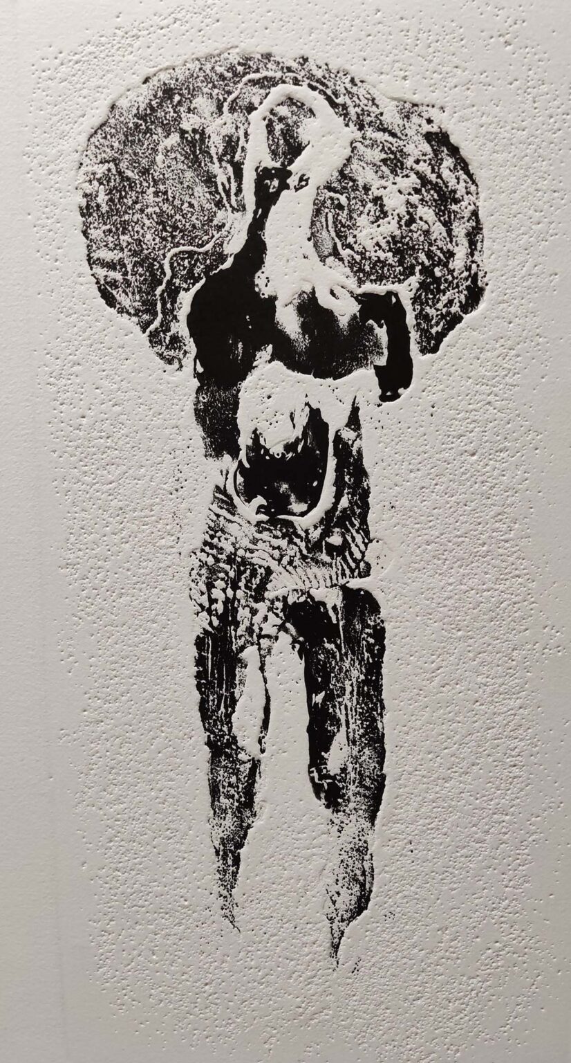 Sylwetka postaci wykonana w technice odbitki graficznej