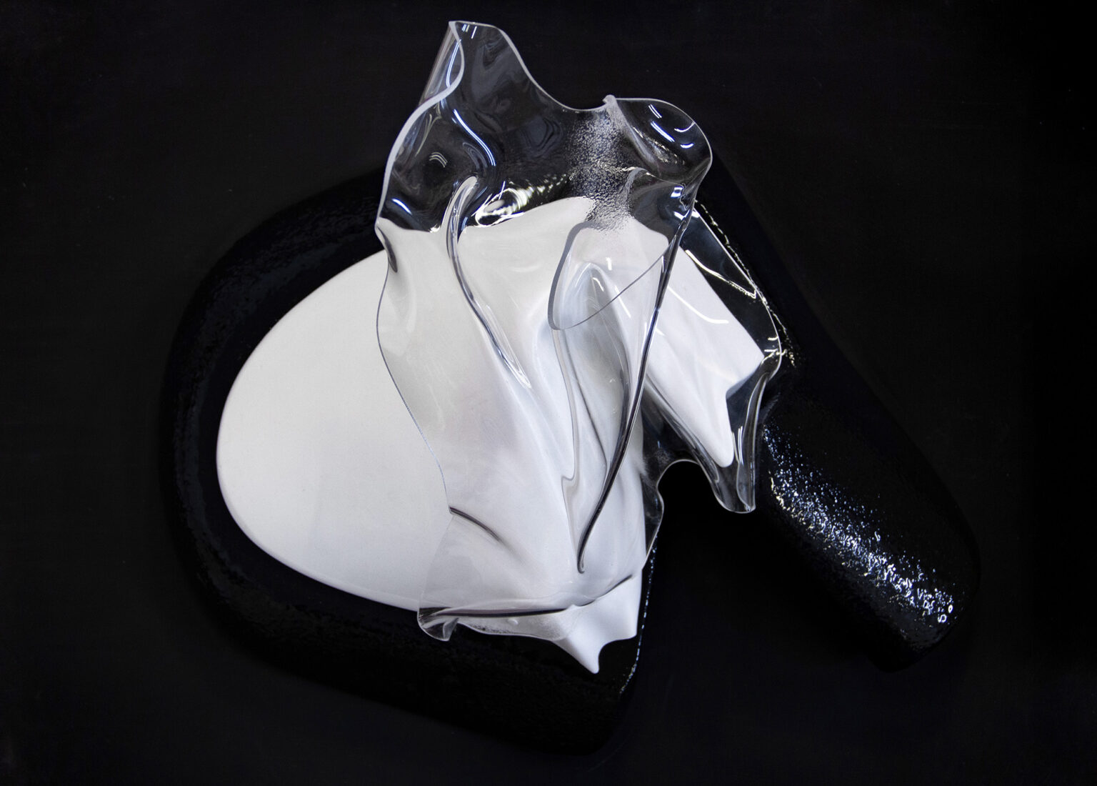 Abstrakcyjna rzeźba widziana z góry, fragment plastiku, gipsu i podstawy