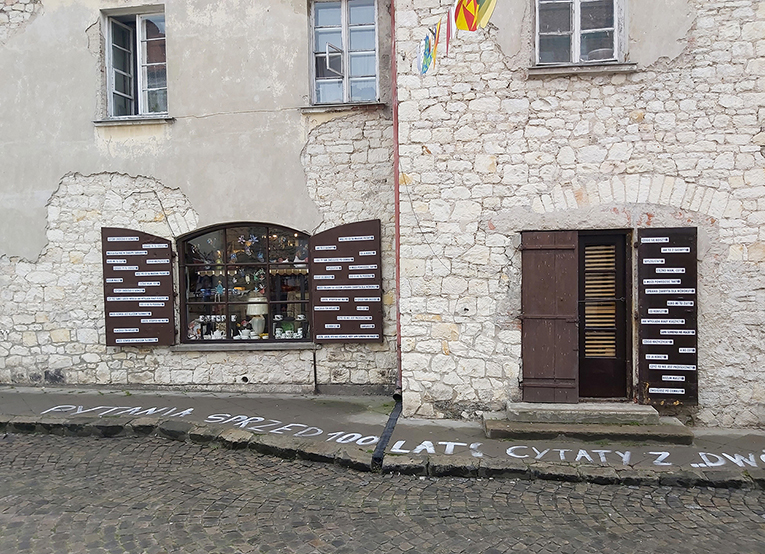 Dokumentacja akcji na kostce brukowej i okiennicach kamienicy w Kazimierzu Dolnym