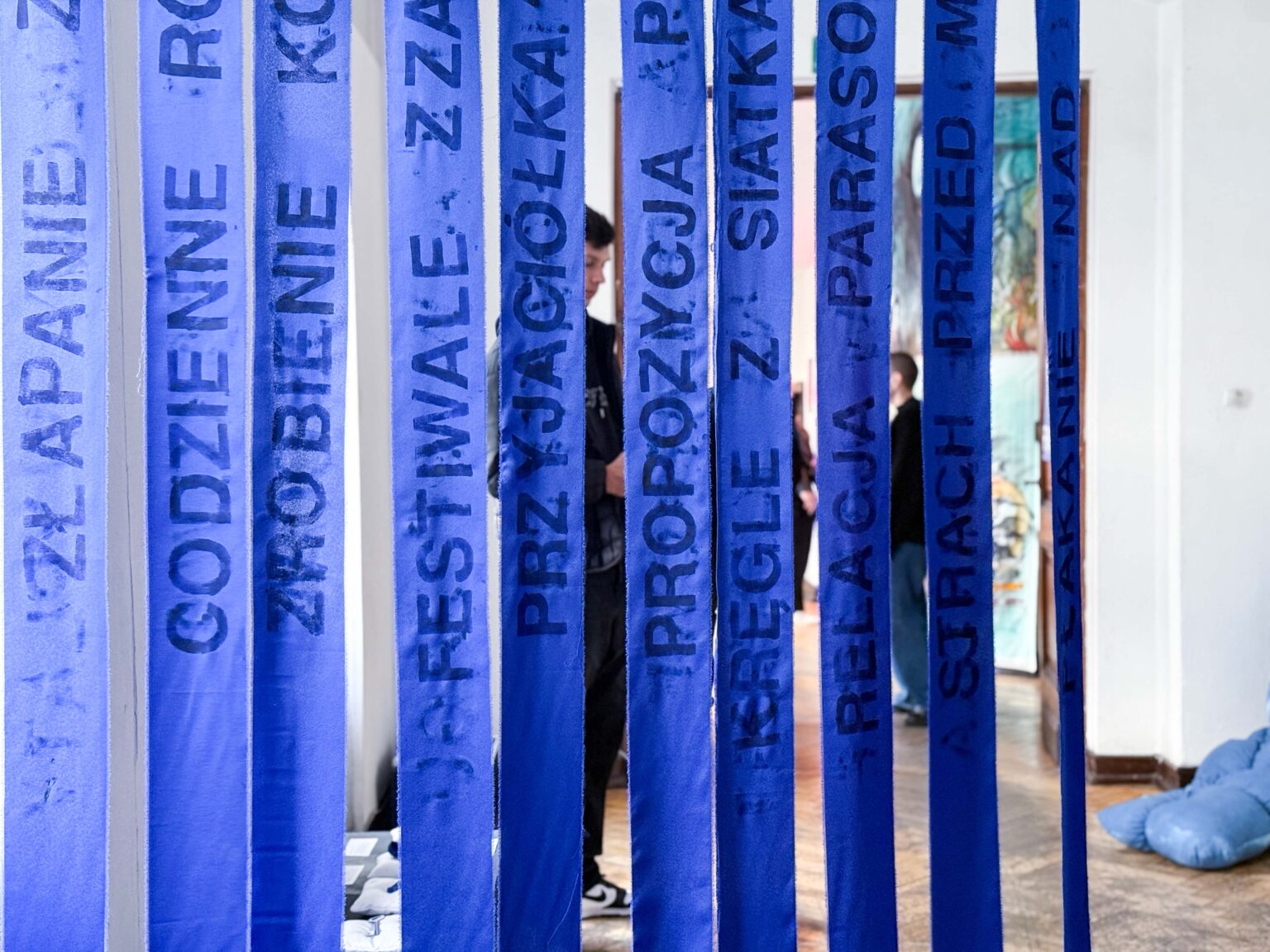 Szarfy w kolorze ultramarynowym z napisami