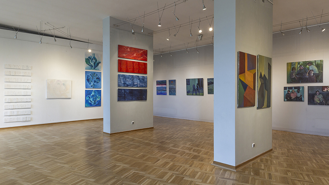 Wystawa pracowni na dwóch filarach i ścianach w Galerii Łowickiej