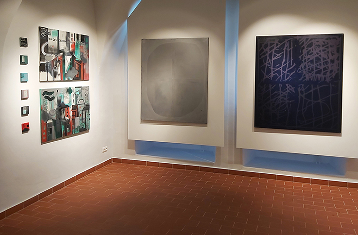 Kompozycja kilku obrazów na ścianach podczas wystawy w Muzeum w Kazimierzu Dolnym.