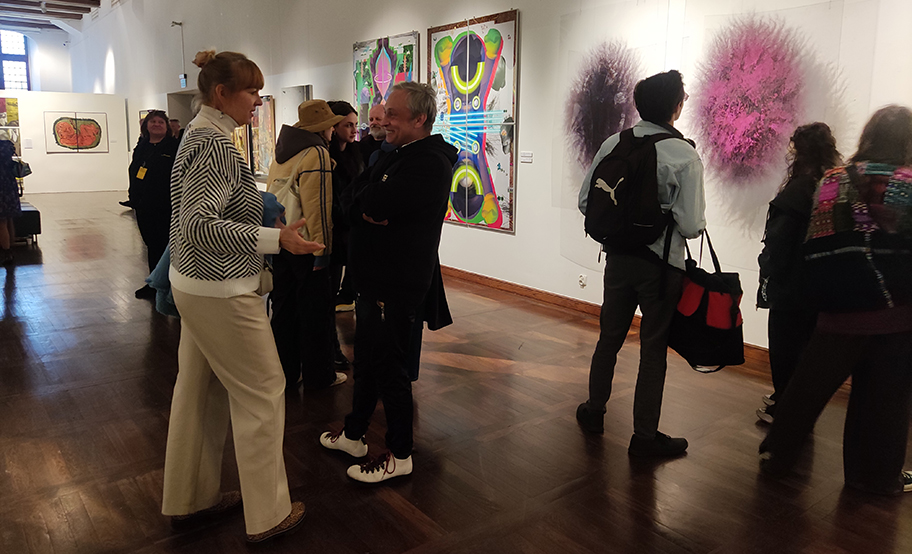 Ludzie w przestrzeni wystawy, oglądający grafiki