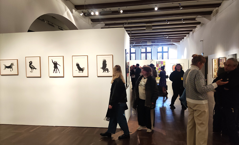 Widok wystawy WG z widzami