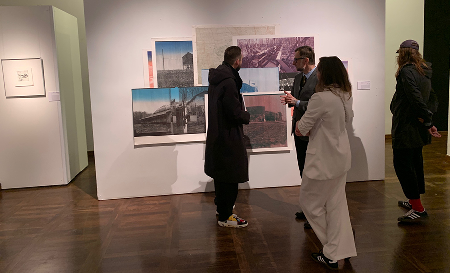 Grupa osób oglądająca prace Wojciecha Tylbora Kubrakiewicza