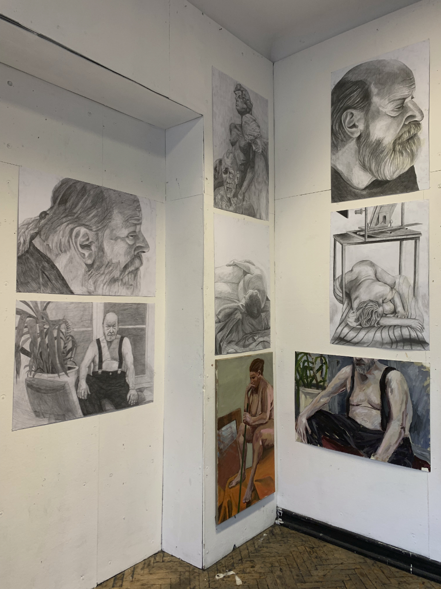 Prace studentów I roku wiszące na ścianie - studium modela