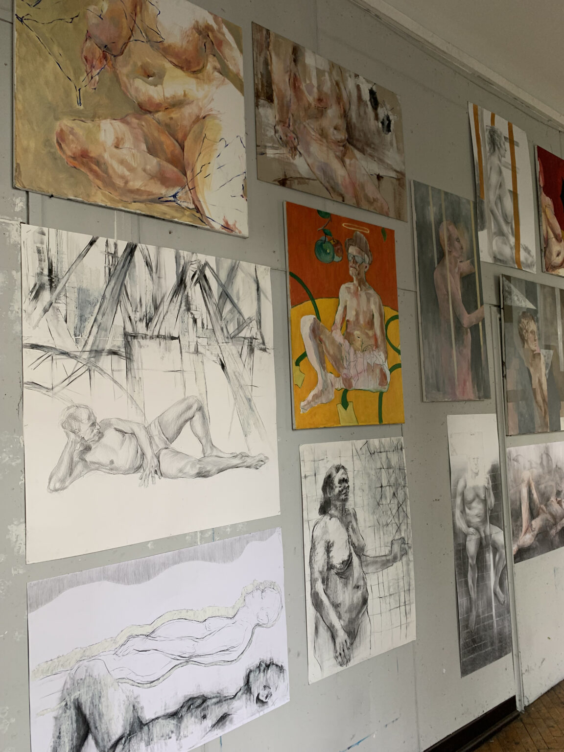 Prace studentów I roku wiszące na ścianie - studium modela