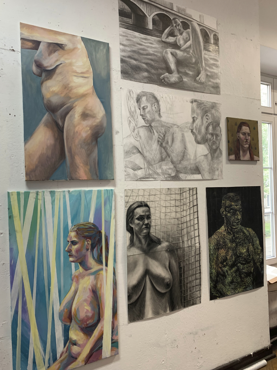 Prace studentów I roku wiszące na ścianie - studium modela