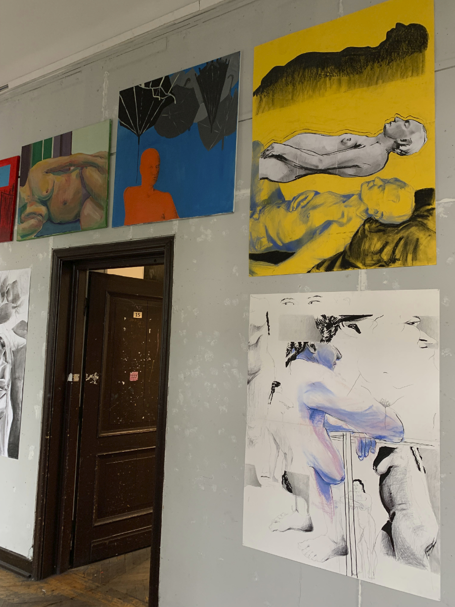 Prace studentów I roku wiszące na ścianie - studium modela