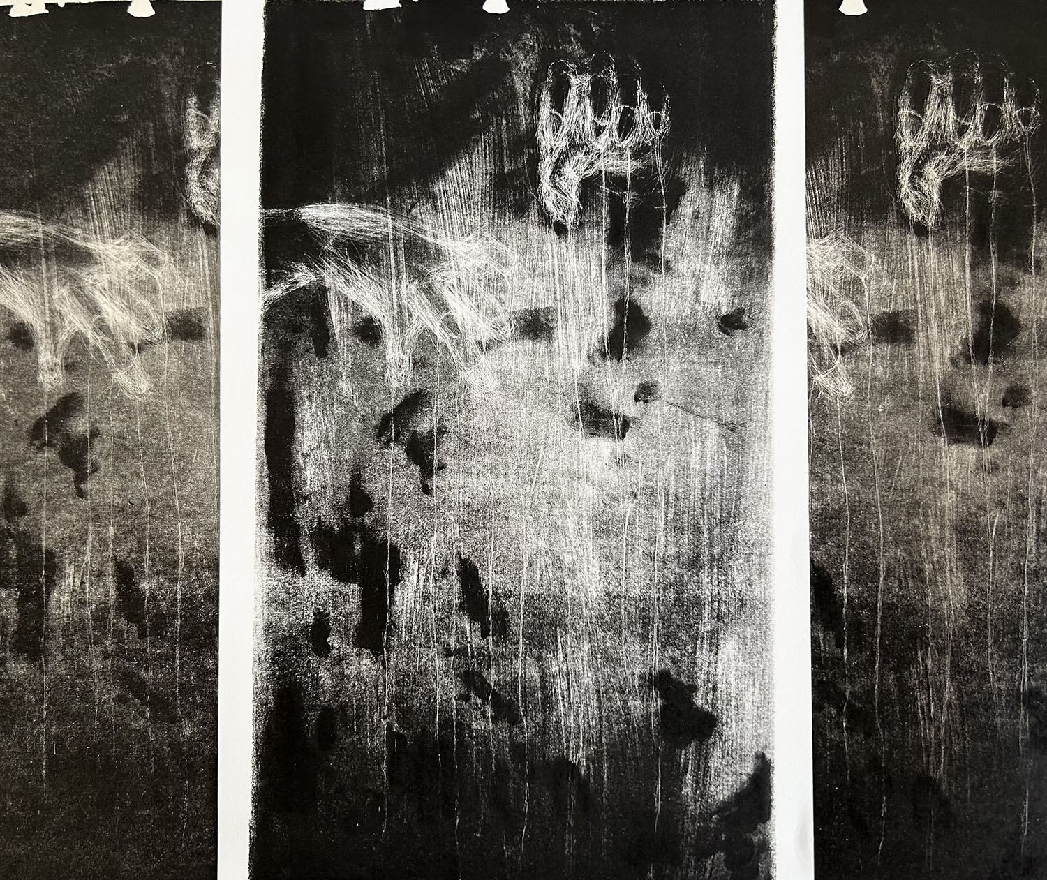 Odbitka litograficzna przedstawiająca ręce trzymające sznurki po urwanej pacynce