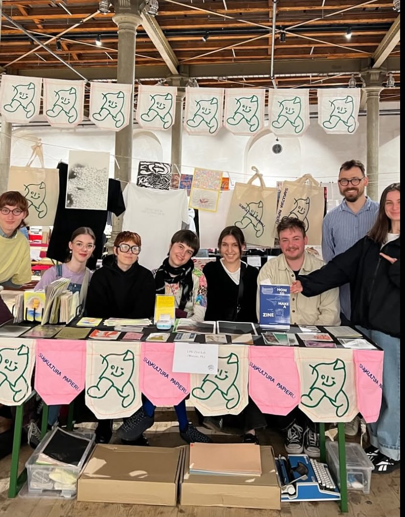 Grupa studentów na stoisku przy targach