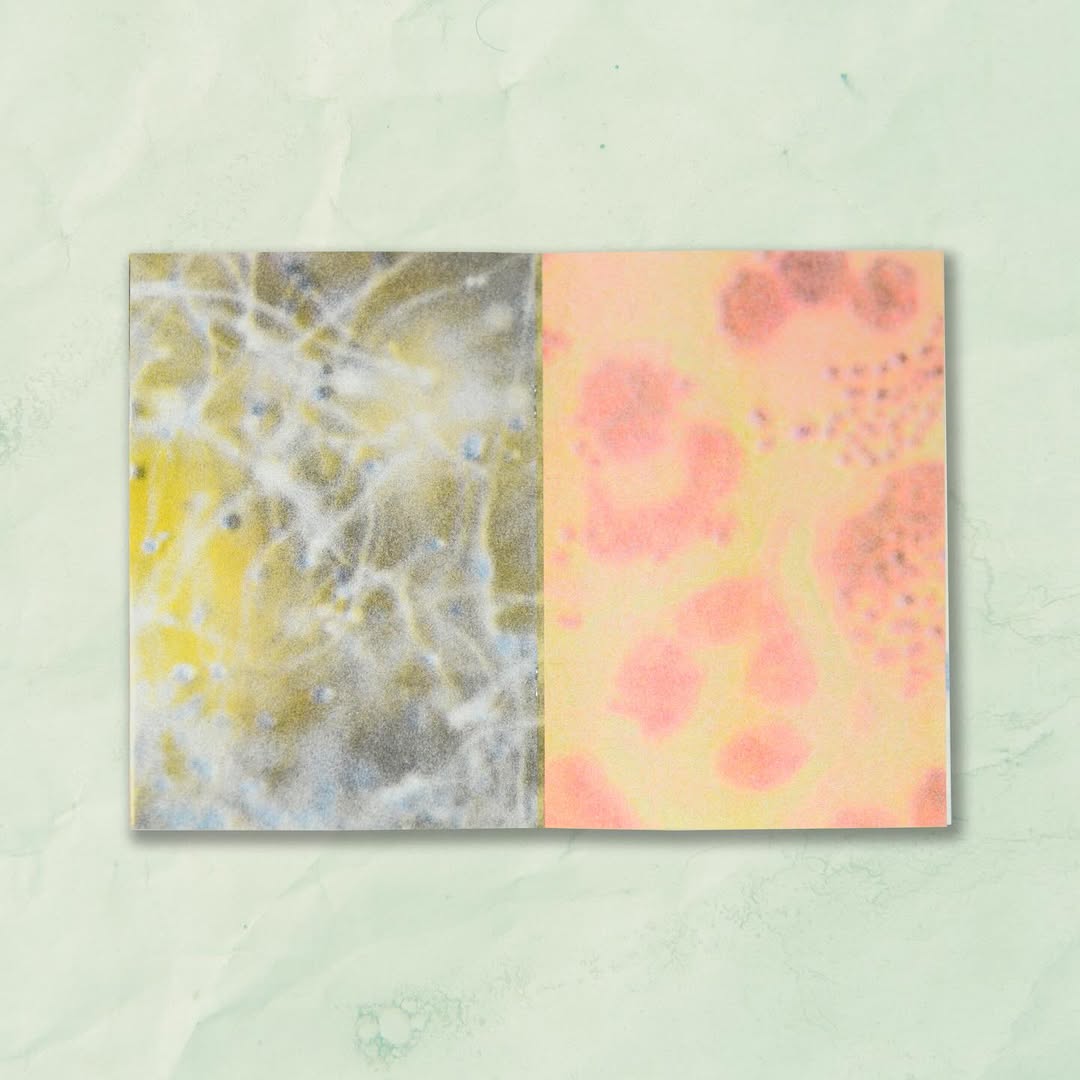 Dwie strony zina z abstrakcyjnymi kompozycjami o charakterze biologicznym