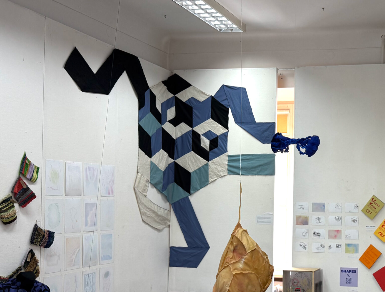 Widok instalacji podczas wystawy, tkanina o kształcie sześciokąta foremnego