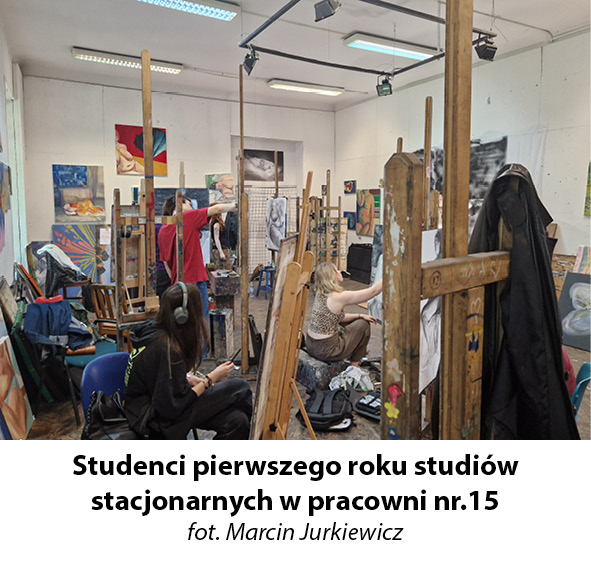 Studenci pierwszego roku podczas zajęć w pracowni