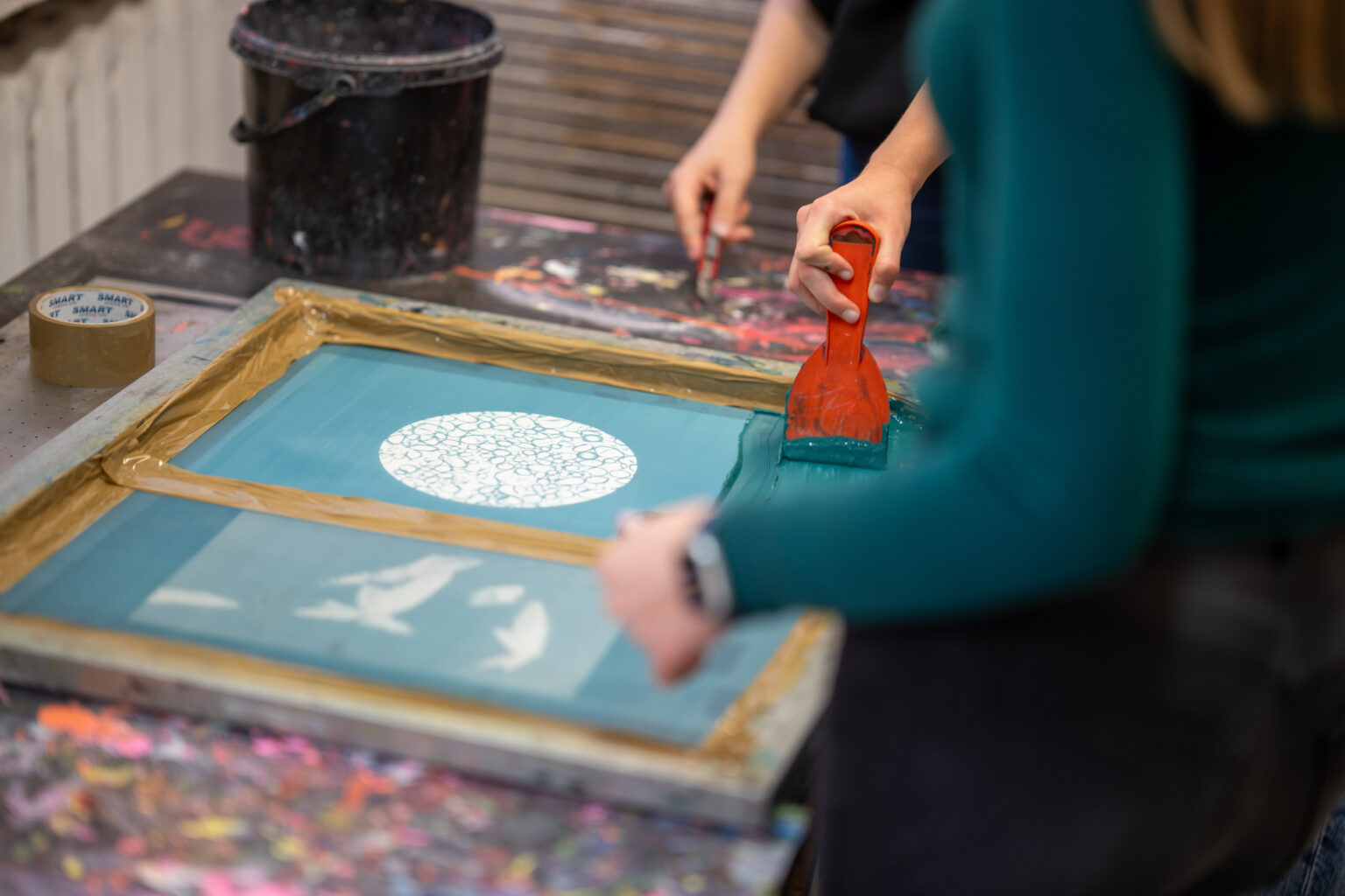 Warsztaty z serigrafii - nadawanie farby na matrycę