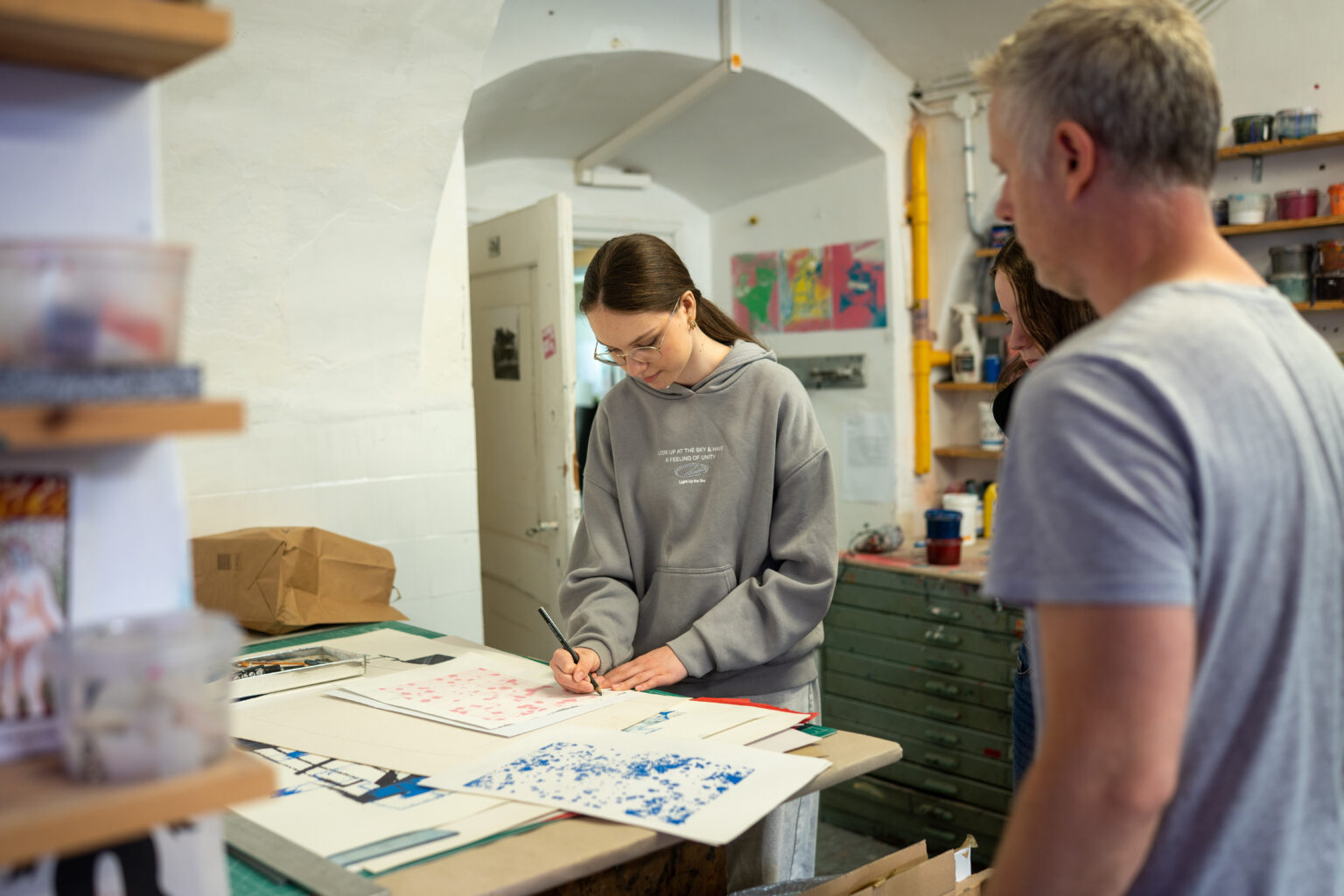 Podpisywanie gotowych odbitek semigraficznych po zakończonych warsztatach