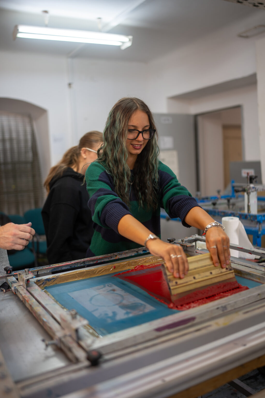 Warsztaty z serigrafii - nadawanie farby na matrycę