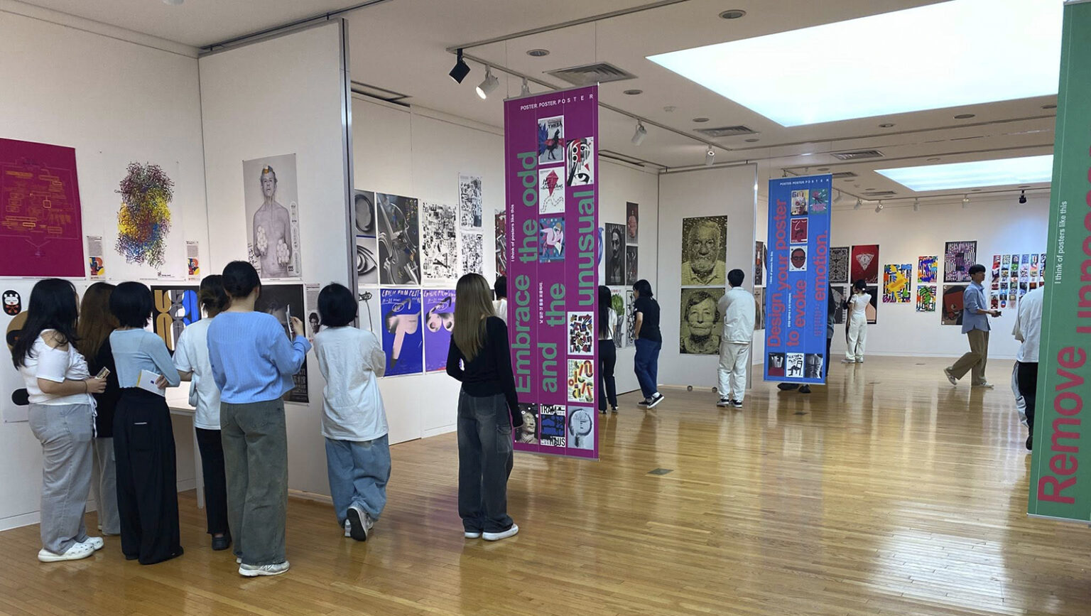 Widok Widok wystawy Biennale Plakatu w Seulu z osobami zwiedzającymi.