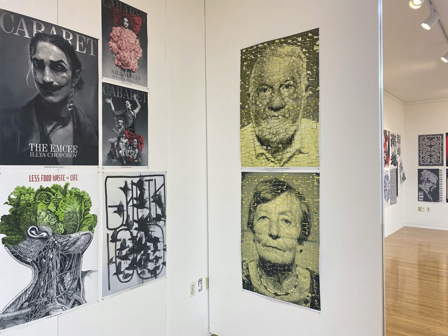 Widok wystawy Biennale Plakatu w Seulu z pracami Anny Rendeckiej, przedstawiającymi dwie twarze wykonane z zadrukowanych, żółtych karteczek.