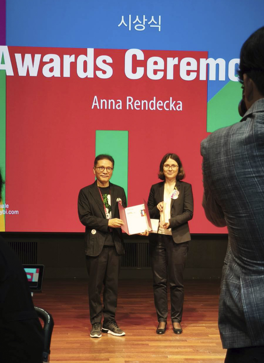 Ceremonia wręczenia nagród podczas Biennale Plakatu.