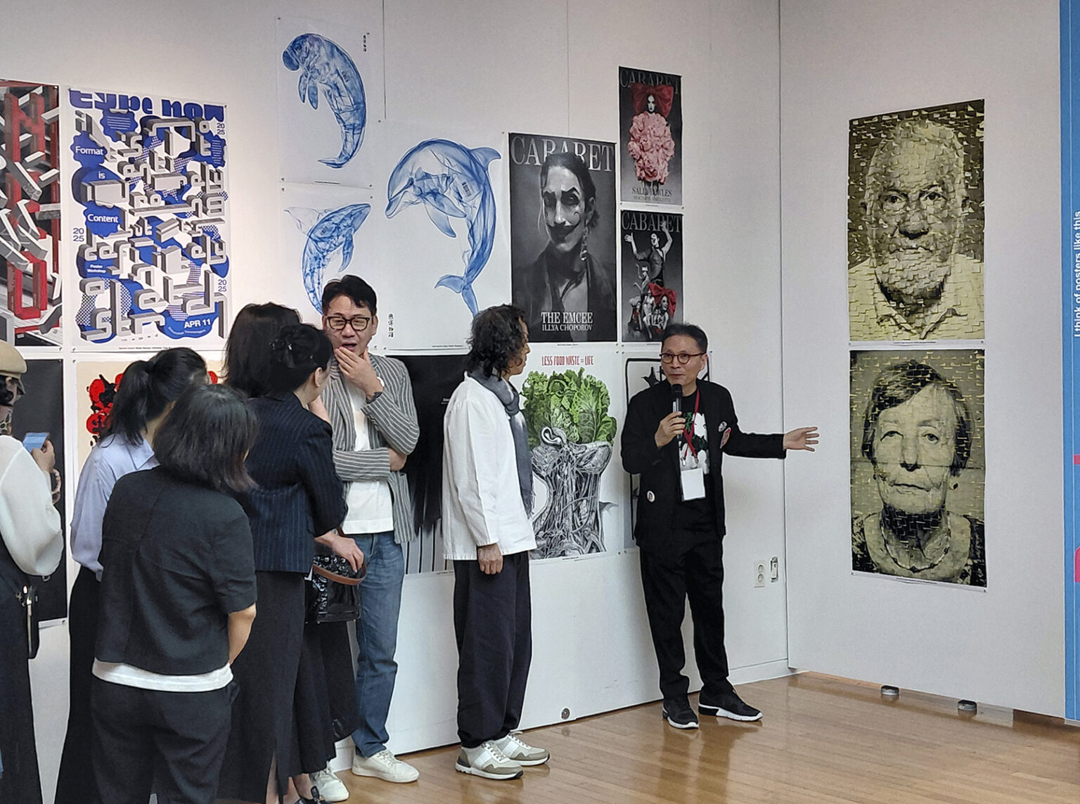 Widok wystawy, gdzie grupie zwiedzających opisywana jest praca artystki.