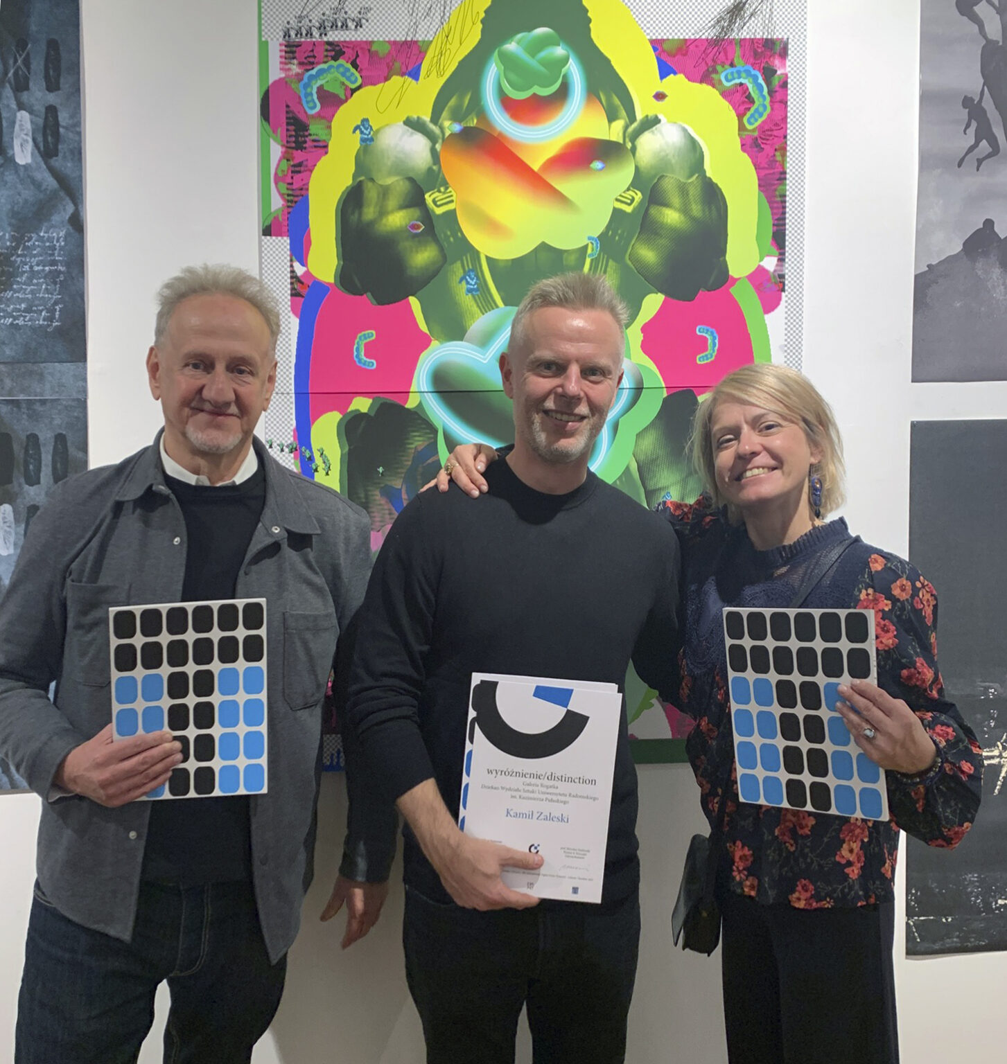 Troje artystów na wystawie grafiki cyfrowej.