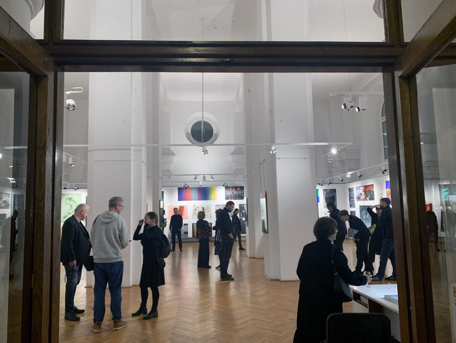 Widok otwarcia wystawy, sala z odwiedzającymi wydarzenie