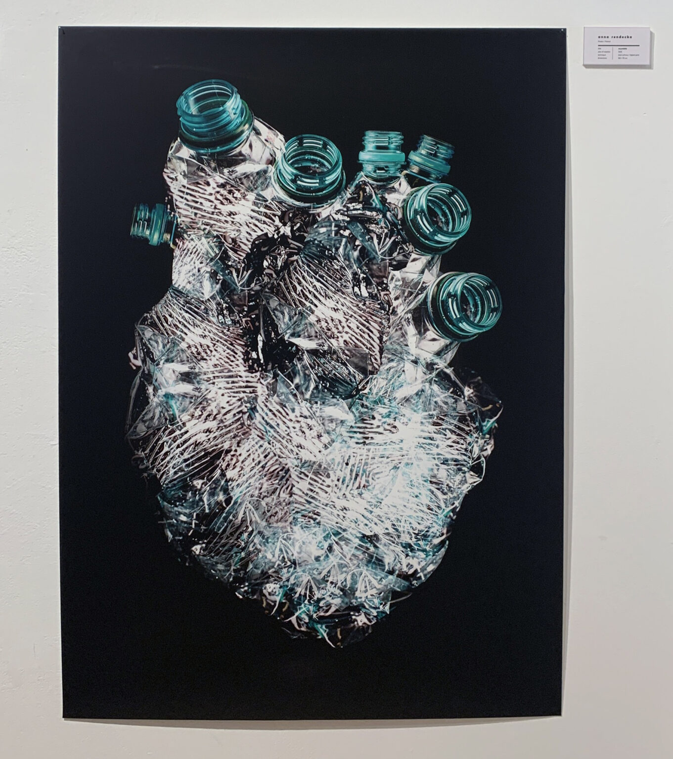 Grafika przedstawiająca serce wykonane z plastikowych, pogiętych butelek.