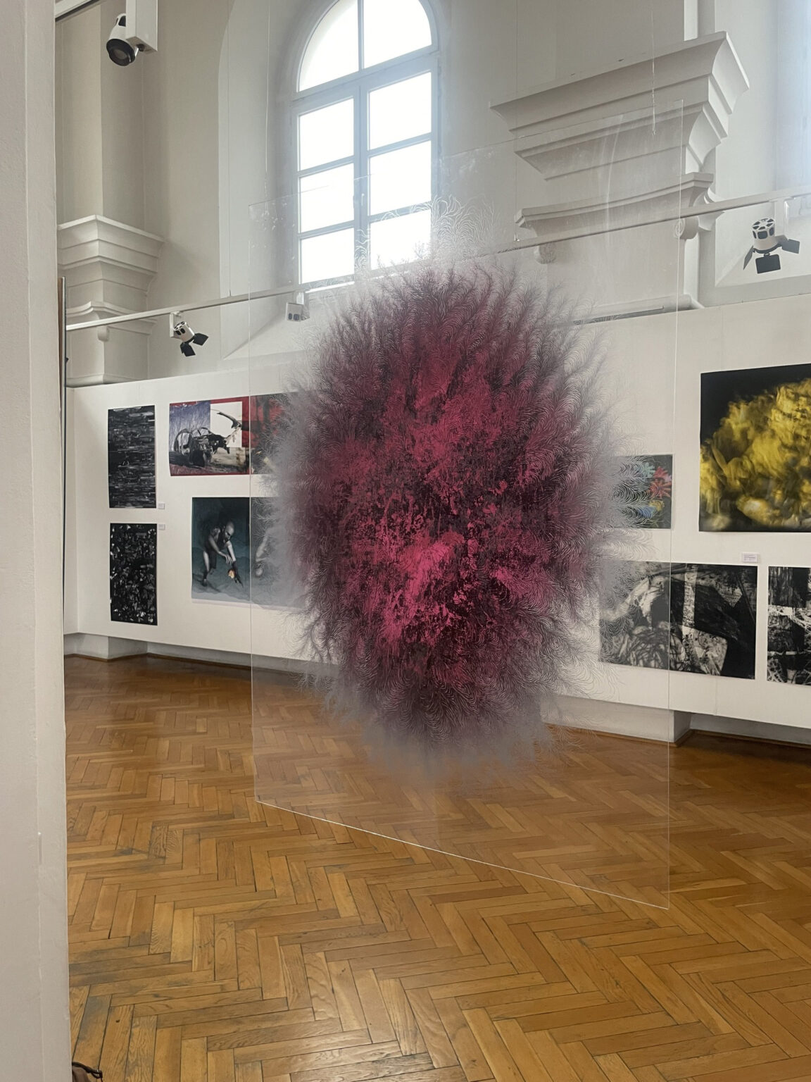 Grafika przedstawiająca kulę w kolorze czarno-różowym, wykonana na przezroczystym materiale.