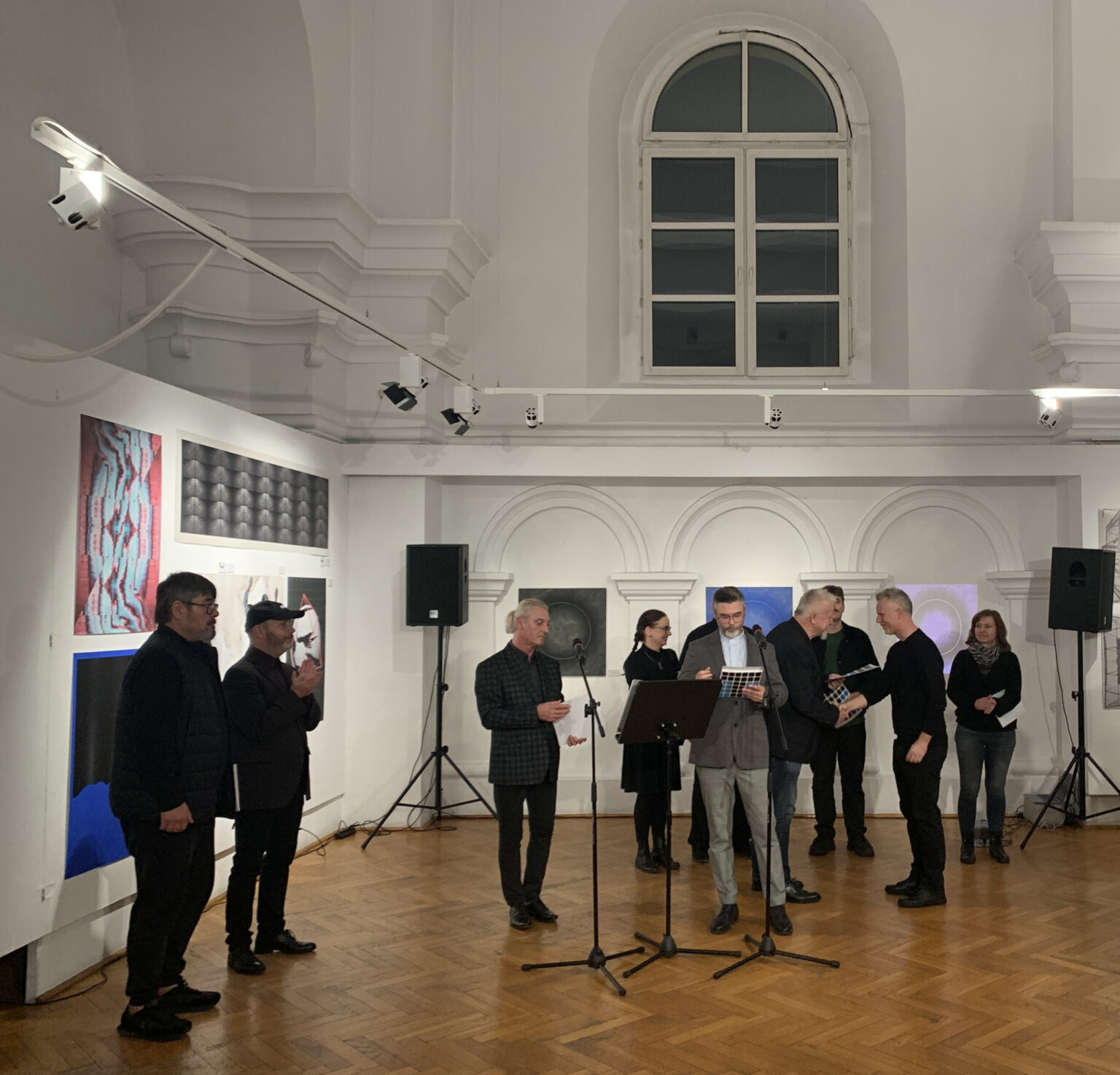 Widok otwarcia wystawy, moment wręczenia nagród twórcom.