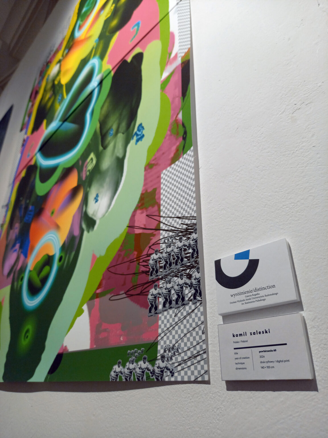 Widok grafiki z etykietą oraz informacją o wyróżnieniu, widziany od dołu.