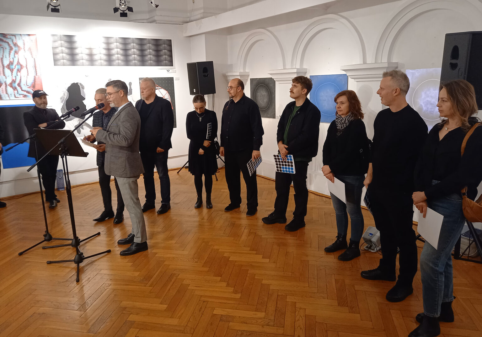 Widok otwarcia wystawy, moment wręczenia nagród twórcom.