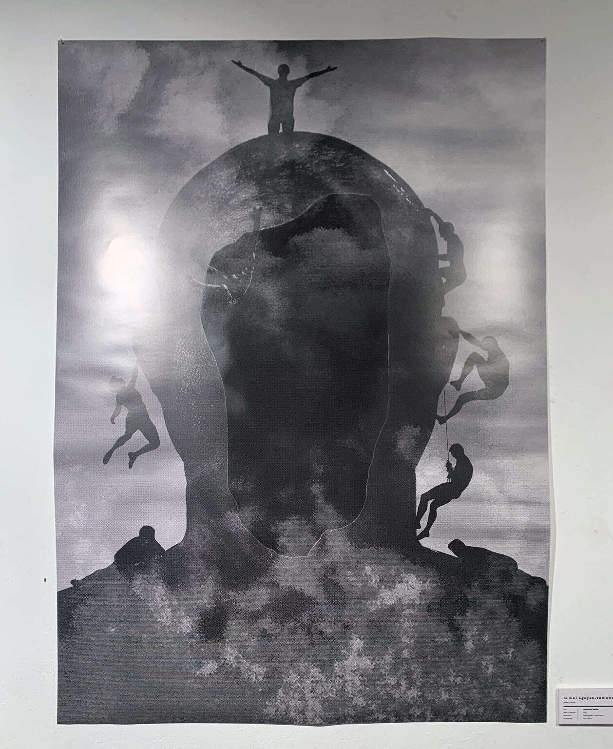 Praca graficzna na ścianie, przedstawiająca głowę, po której wspinają się ludzie.