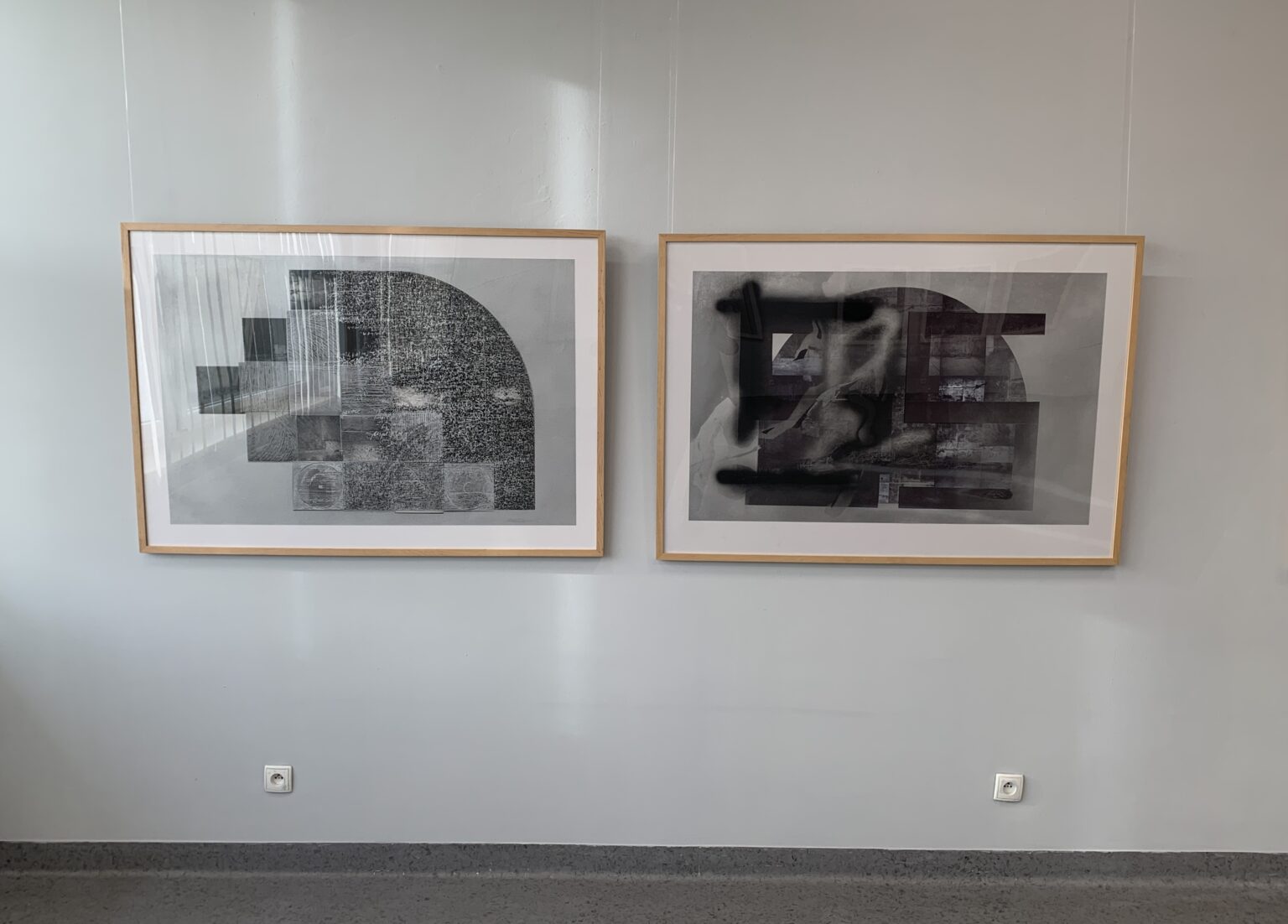 Widok 2 prac graficznych na wystawie w Galerii Uniwersyteckiej w Bielsko-Białej.