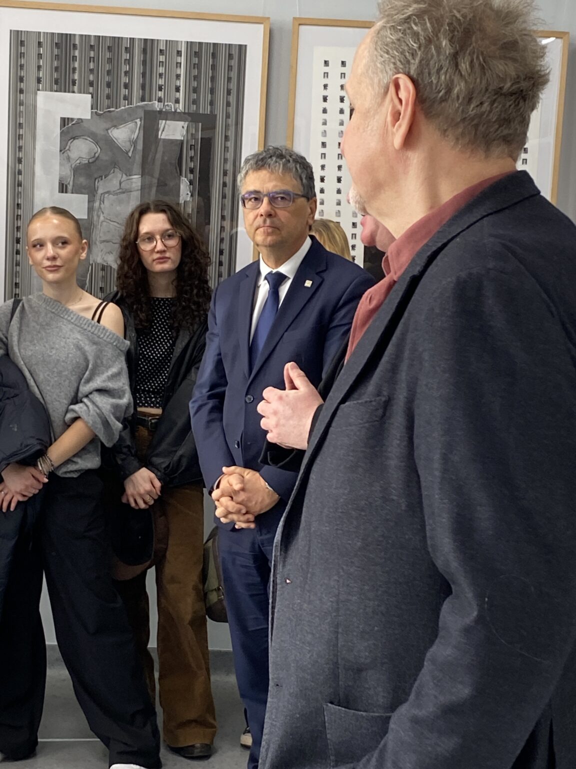 Widok otwarcia wystawy prof. Węcławskiego. Na zdjęciu od prawej: prof. Węcławski i prof. Jacek Nowakowski oraz widzowie.