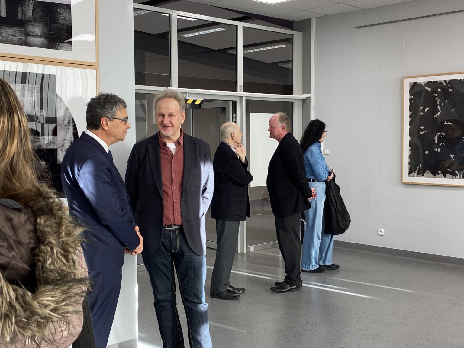 Widok otwarcia wystawy prof. Węcławskiego. Na zdjęciu od lewej: prof. Jacek Nowakowski i prof. Węcławski