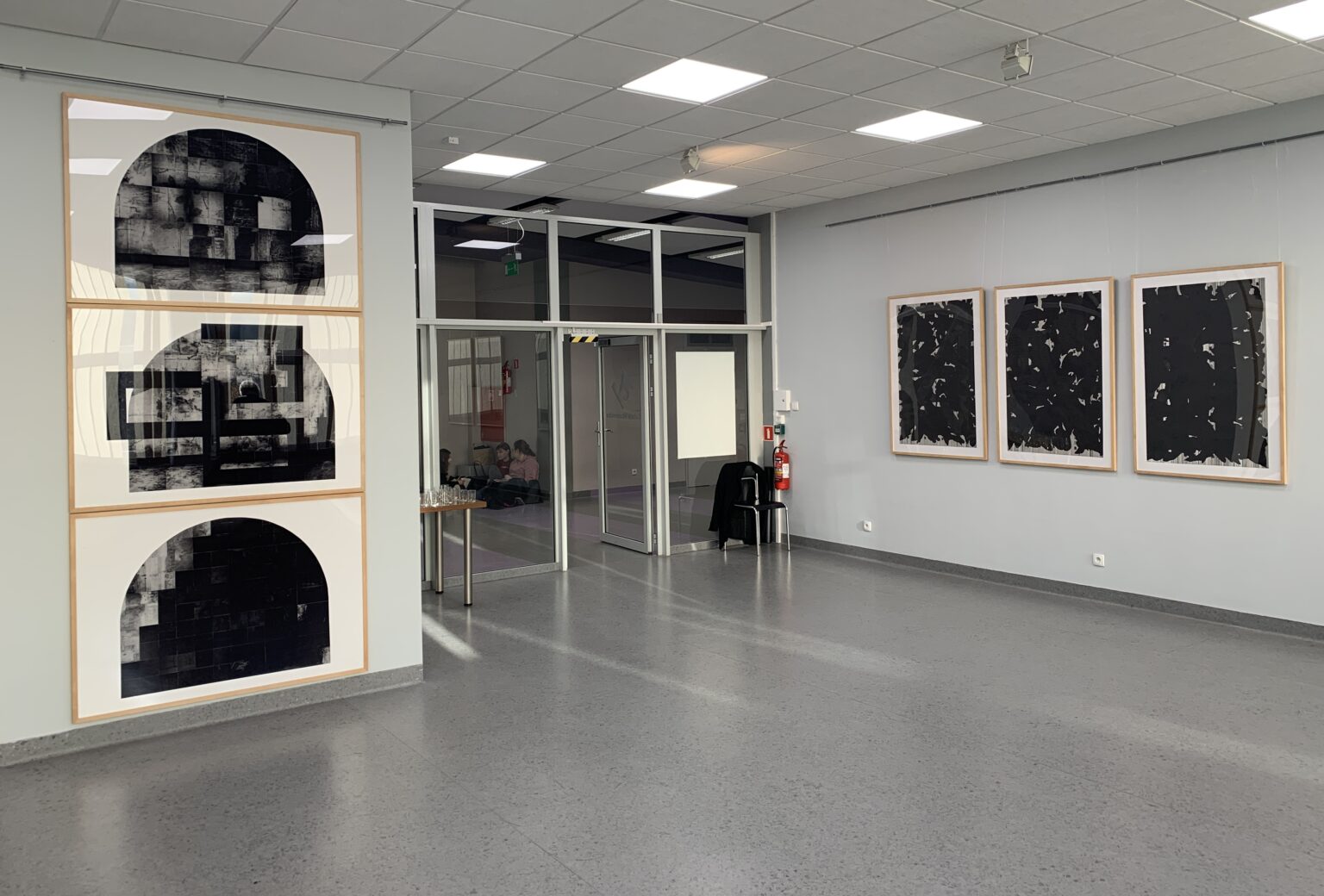 Widok prac graficznych na wystawie w Galerii Uniwersyteckiej w Bielsko-Białej.