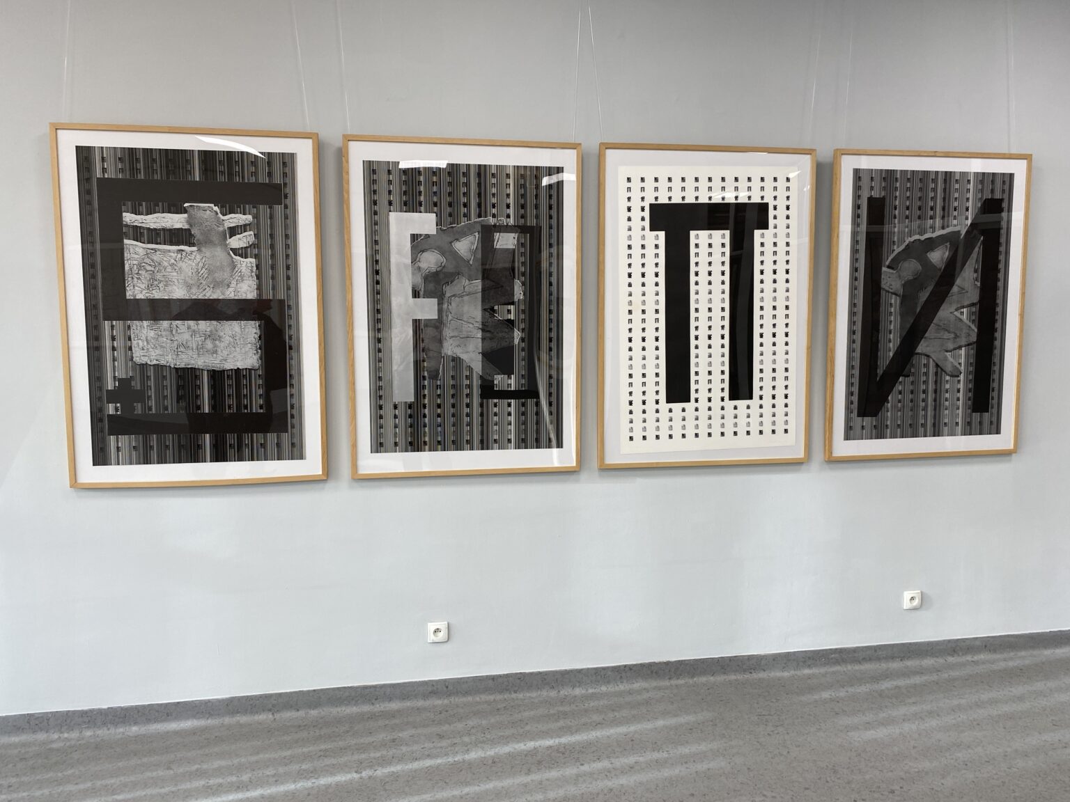 Widok 4 prac graficznych na wystawie w Galerii Uniwersyteckiej w Bielsko-Białej.